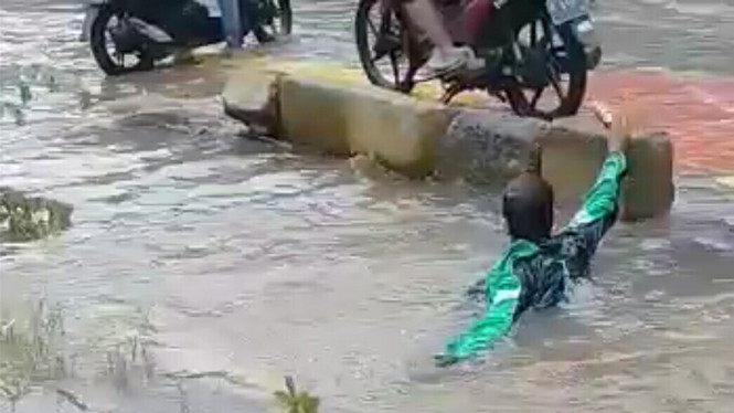 pengemudi ojol kecemplung