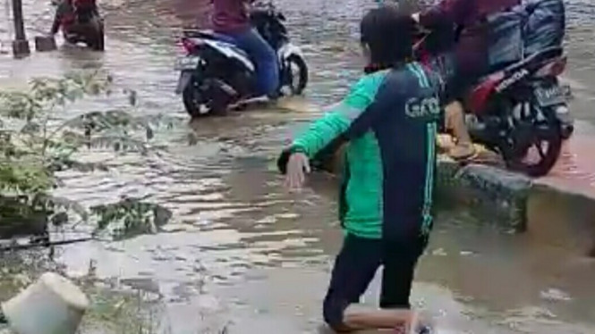 pengemudi ojol kecemplung