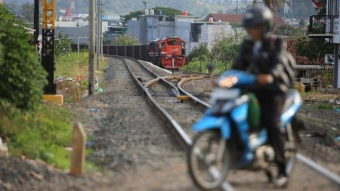 Naik Motor di rel kereta