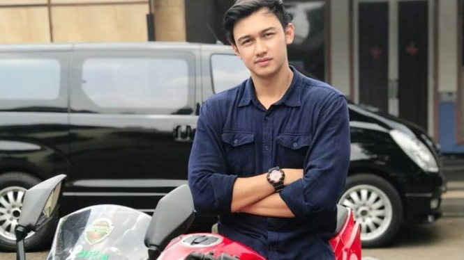 Caesar Hito bersama Ninja 250 tipe standar