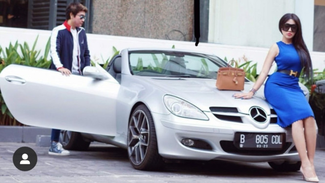 Lucinta Luna dengan Mercedes-Benz SLK 200