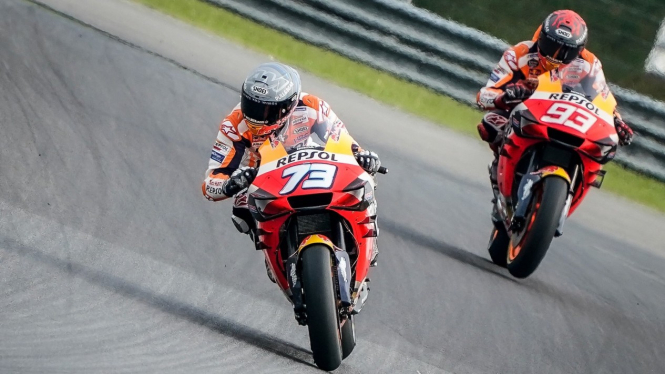 Alex Rins vs Marc Marquez (kanan).