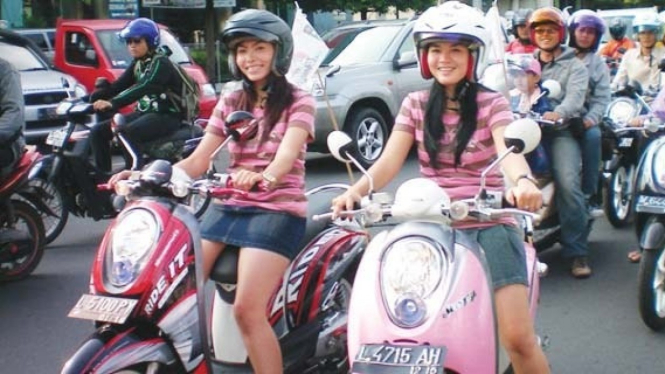 Wanita Naik Motor Matik