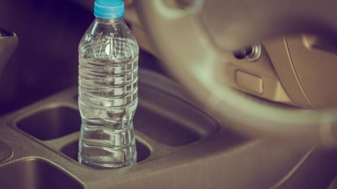 Botol di kabin mobil