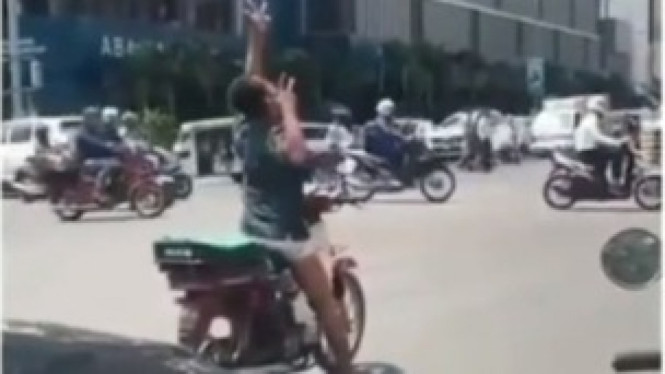 Menari Blackpink di Lampu Merah