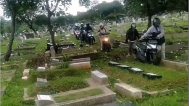 Naik motor lewat kuburan