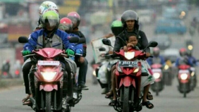 Naik Motor di Siang Hari dalam Kondisi Lampu Menyala