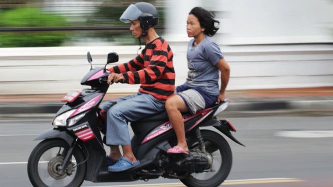 Naik Motor Tanpa Helm - tangan di handle atau behel belakang.