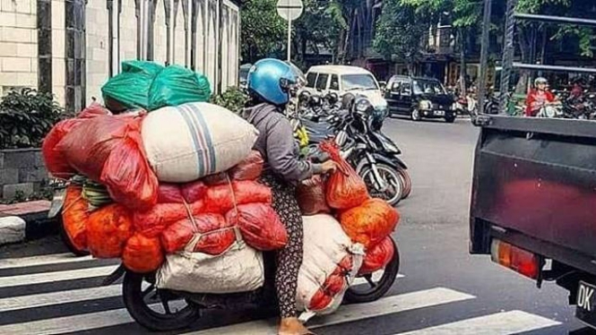 Naik Motor Bawa Banyak Muatan
