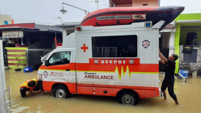 Suzuki Carry pikap disulap jadi ambulance