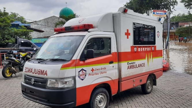 Suzuki Carry pikap disulap jadi ambulance