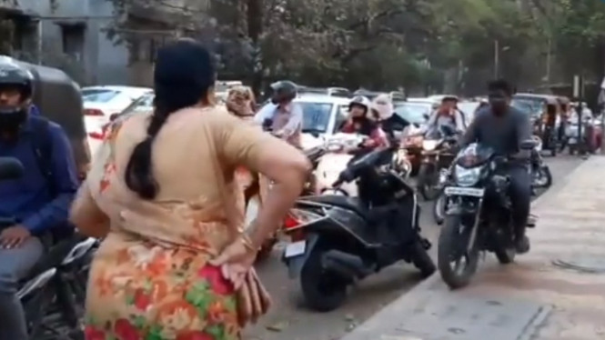 Emak-emak Hadang Pemotor di Trotoar