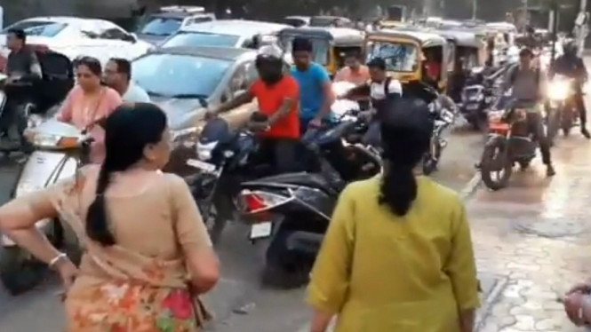 Emak-emak Hadang Pemotor di Trotoar