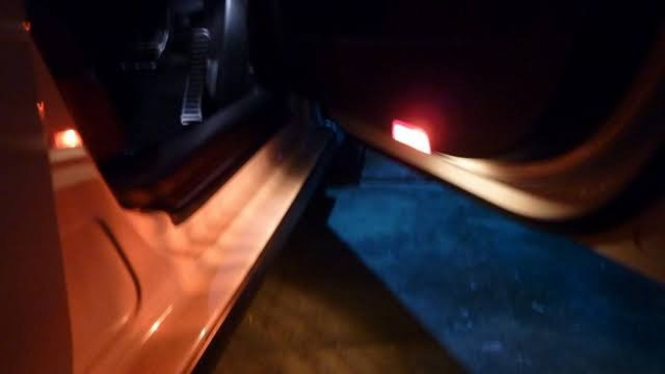 Mata kucing reflektor di pintu mobil