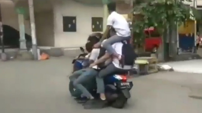 Yamaha NMAX boncengan bertiga