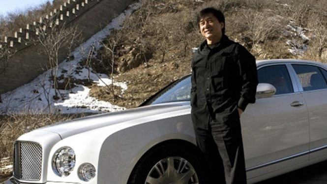 Jackie Chan dengan Bentley Mulsane miliknya