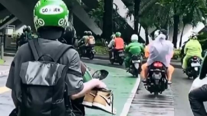 Penumpang Ojol Tenteng Sepatu Mahal