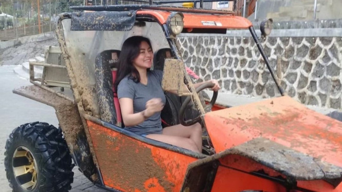 Vitalia Sesha saat tunggangi mobil Komodo