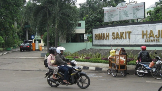 Naik Motor di Depan Rumah Sakit