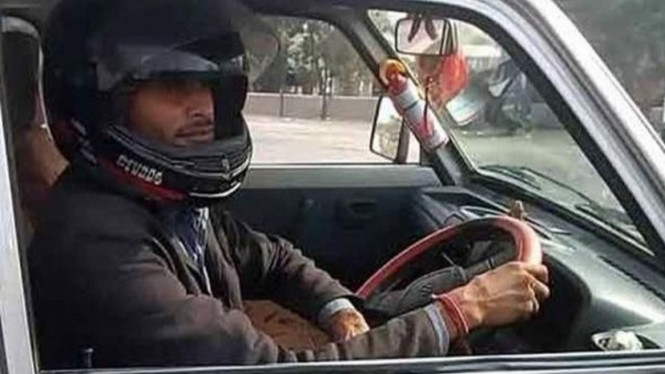 Naik Monil Pakai Helm