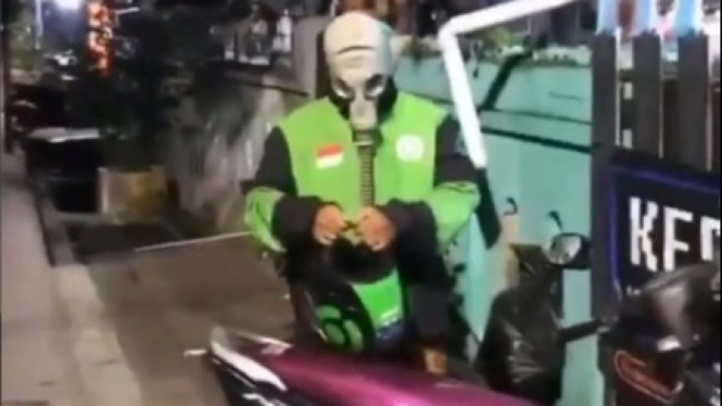 Driver Ojol Pakai Masker Antiradiasi