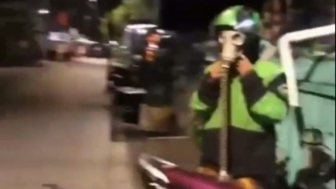 Driver Ojol Pakai Masker Antiradiasi