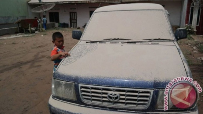 Ilustrasi mobil diselimuti abu vulkanik