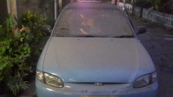 Ilustrasi mobil tersiram abu vulkanik