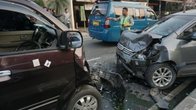 Mobil Tabrakan