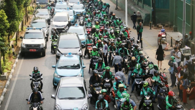 Ojek online (ojol) di stasiun