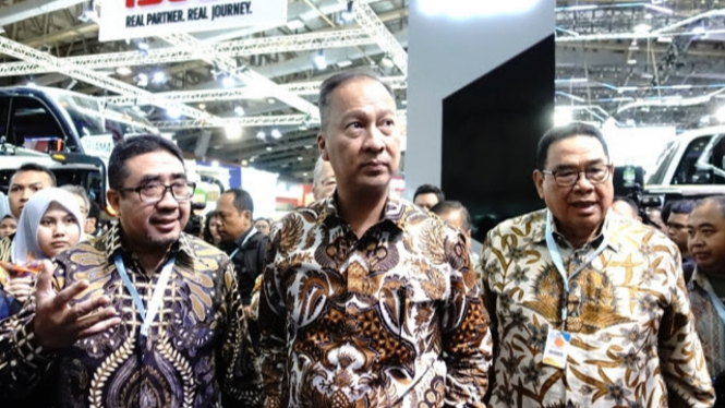 Menperin, Agus Gumiwang Kartasasmita (Tengah)