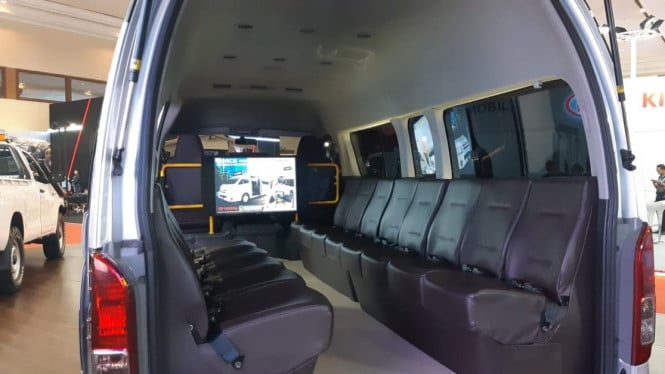 Toyota Hiace modifikasi di GIICOMVEC