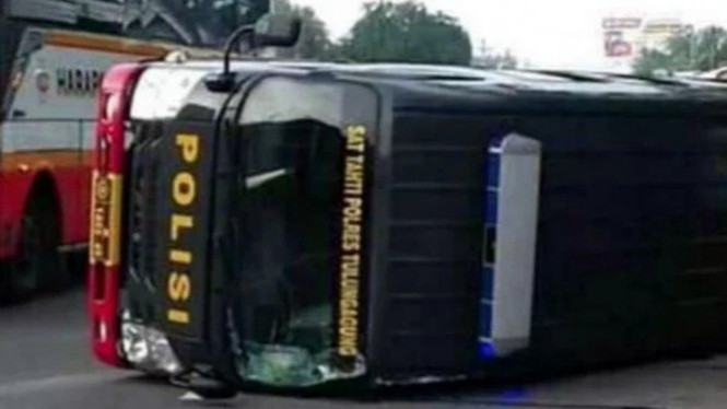 mobil tahanan terguling