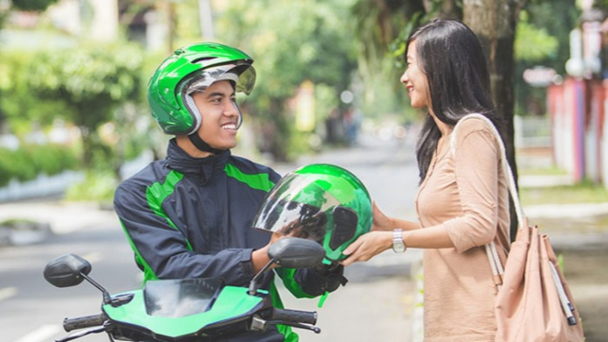 Ilustrasi ojek online dengan wanita