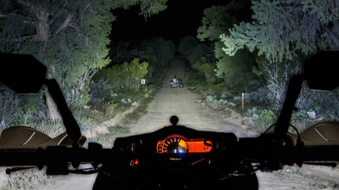 Naik motor tempat gelap