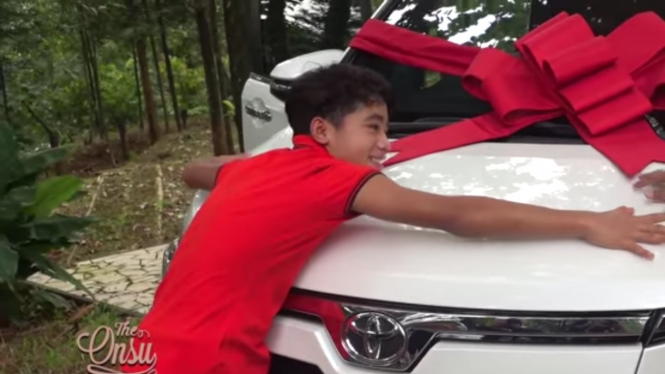 Betrand Peto Onsu diberikan hadiah mobil oleh Ruben Onsu