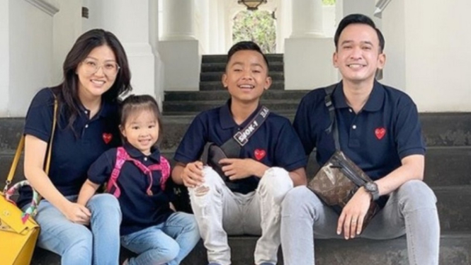 Ruben Onsu bersama Sarwendah dan anak-anaknya