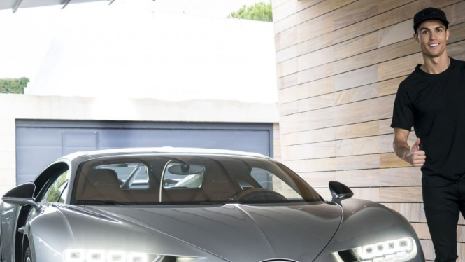 Cristiano Ronaldo dengan Bugatti Chiron