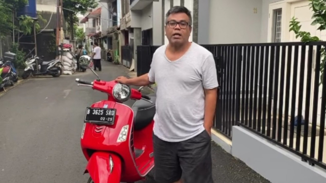Komedian Abdel lelang Vespa GTS