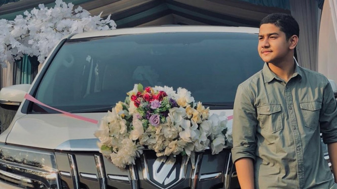 Syakir Dulay dengan Toyota Alphard