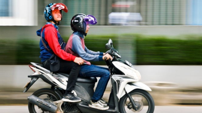 Naik Motor Boncengan
