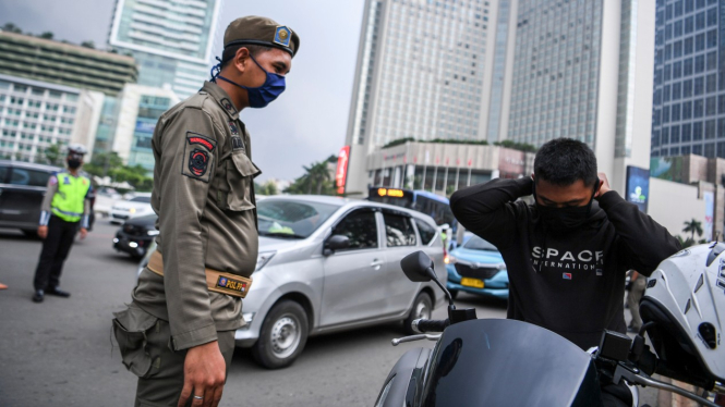 Pengendara motor diwajibkan memakai masker
