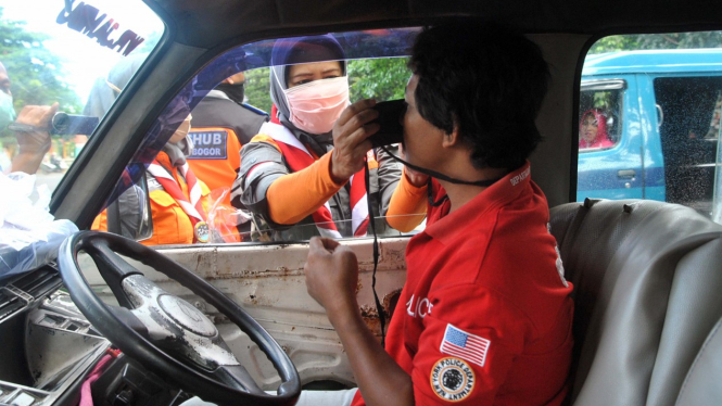 Sopir angkot mendapatkan masker gratis.