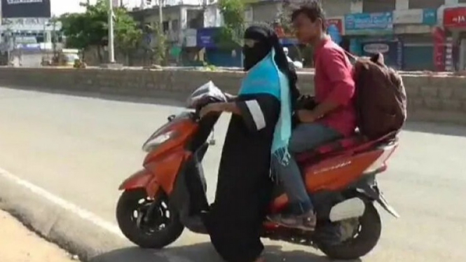 Seorang Ibu Mengendarai Sepeda Motor Ribuan Kilometer