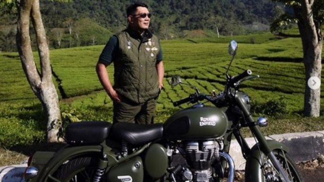 Ridwan Kamil saat berpose dengan Royal Enfield Classic 500