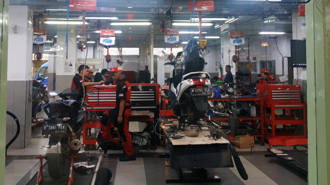 Bengkel saat servis motor