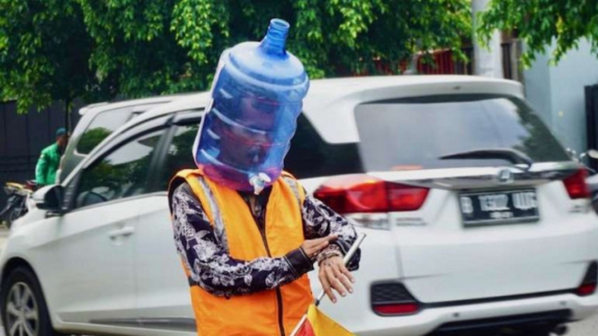 Pengatur Lalu Lintas di Jogja Pakai Masker Galon