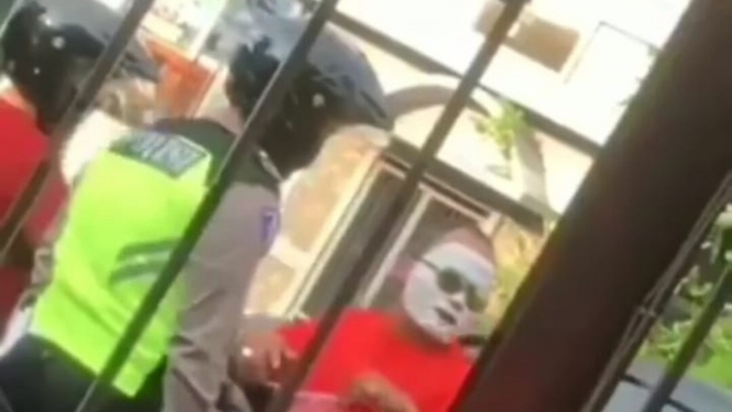 Pakai Masker Tapi masih Ditegur Petugas