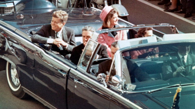 John F. Kennedy di mobil Limousine SS-100-X.