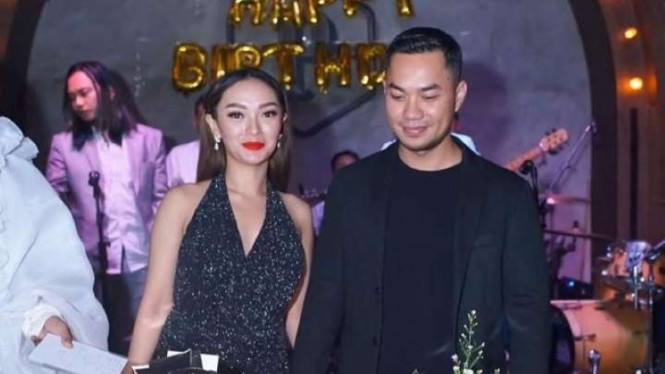 Zaskia Gotik bersama suaminya Sirajuddin Mahmud